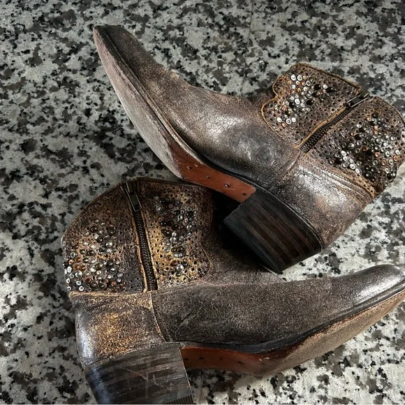 Frye Deborah Studded Boots Size 8 Distressed EUC - Picture 5 of 13